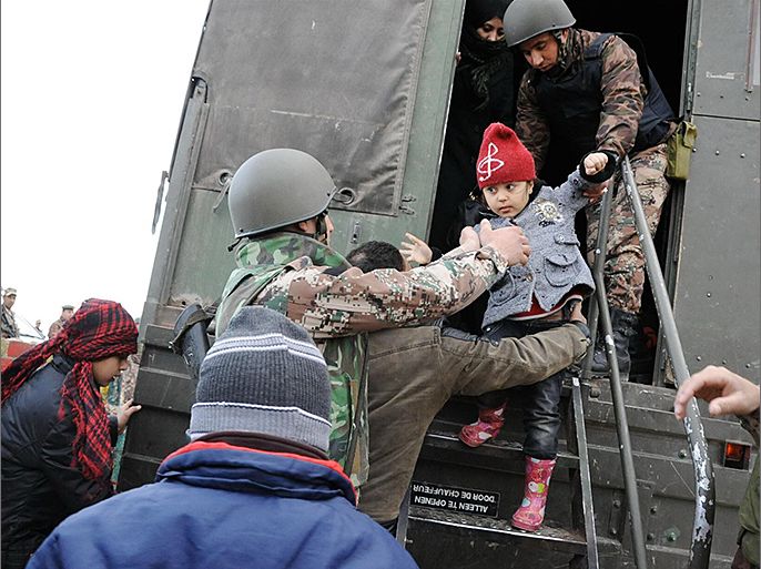 قوات حرس الحدود في الجيش الاردني تساعد لاجئيين سوريين