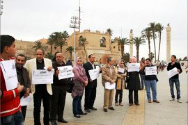مجموعة من الصحفيين في اعتصام أمس بطرابلس،والتعليق كالتالي : إعلاميو ليبيا " لن نصمت " ( الجزيرة نت).