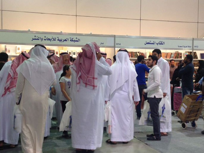 ‪‬ جانب من دور النشر والزوار بمعرض الرياض للكتاب الدولي(الجزيرة)