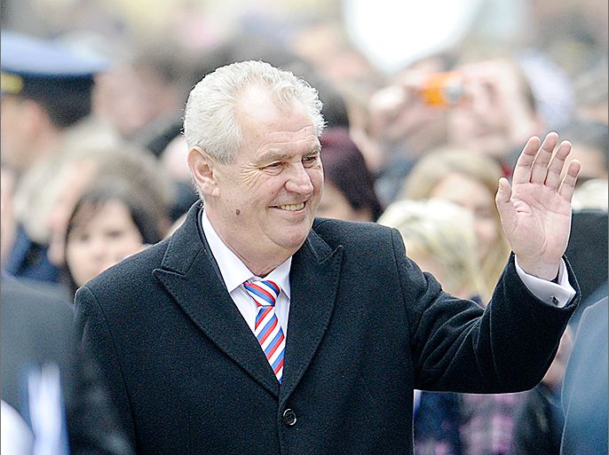 epa03614820 Czech Republic's new President, Milos Zeman (C) greets supporters and well-wishers after his inauguration at Prague Castle in Prague, Czech Republic 08 March 2013. Zeman is the third president of the Czech Republic since the fall of communism. He was premier from 1998 to 2002 EPA/FILIP SINGER