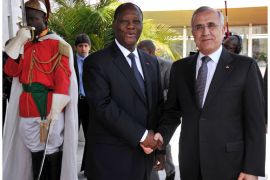 1018 - Abidjan, -, IVORY COAST : Ivory Coast's President Alassane Ouattara (L) shakes hands on March 15, 2013 with his Lebanon counterpart Michel Sleiman prior to their meeting at the presidential palace in Abidjan. Sleiman is on a three-day official visit to Ivory Coast. AFP PHOTO / ISSOUF SANOGO