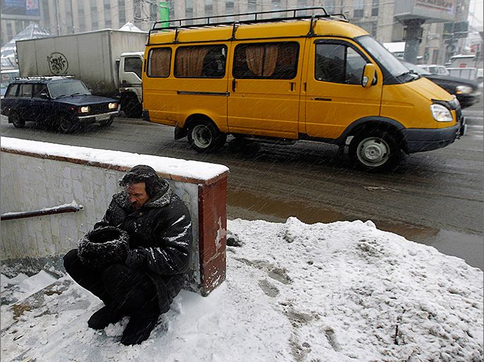 A man begs for money at the entrance to an underpass in Moscow March 15, 2013. The Russian capital was expecting an unseasonally large snowfall on Friday which local media described as a 50 year weather event. REUTERS/Maxim Shemetov (RUSSIA - Tags: ENVIRONMENT CITYSCAPE SOCIETY POVERTY)