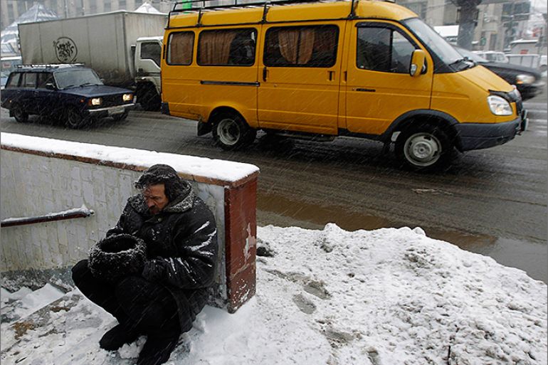 A man begs for money at the entrance to an underpass in Moscow March 15, 2013. The Russian capital was expecting an unseasonally large snowfall on Friday which local media described as a 50 year weather event. REUTERS/Maxim Shemetov (RUSSIA - Tags: ENVIRONMENT CITYSCAPE SOCIETY POVERTY)