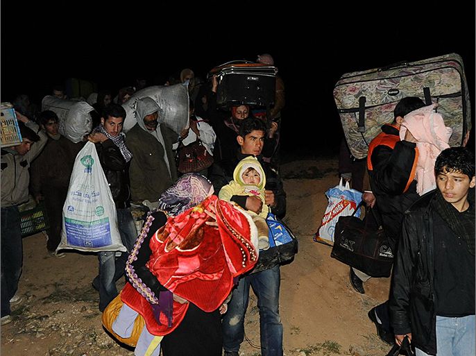 لاجئون سوريون لحظة وصولهم الجهة الاردنية من الحدود مع سوريا