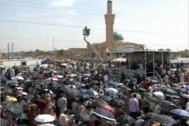 من ساحة مسجد الامام أبوحنيفة في الأعظمية بالعاصمة العراقية ببغداد حيث يحتشد آلاف لأداء صلاة جمعة موحدة.