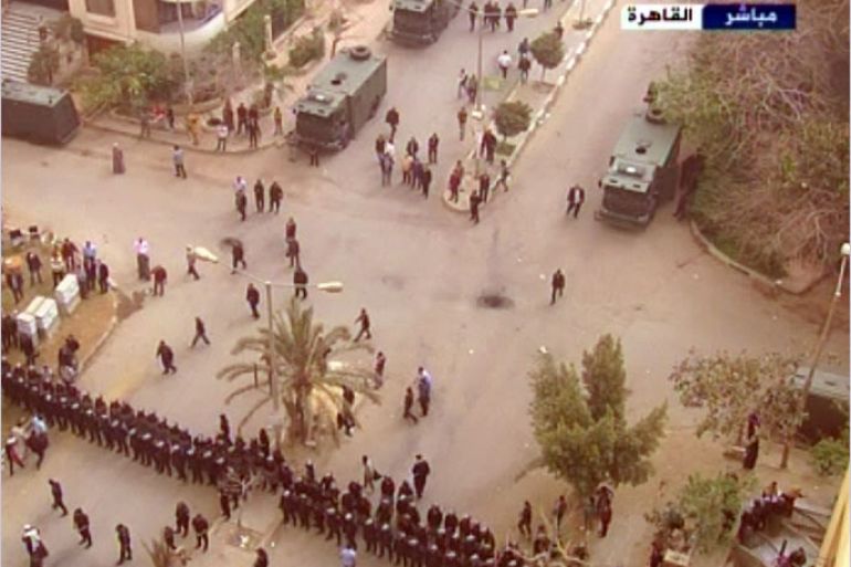 أمام مقر الإخوان المسلمين بحي المقطم شرق القاهرة