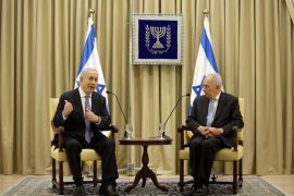 Israeli President Shimon Peres (R) meets with Prime Minister Benjamin Netanyahu during a brief ceremony in the president's residence in Jerusalem, on March 2, 2013. Israeli President Shimon Peres gave Prime Minister Benjamin Netanyahu a two-week extension to form a new coalition government, after he failed to do so in an initial four-week period. AFP PHOTO/POOL/URIEL SINAI