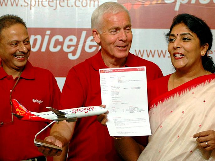 epa000436158 Indian Tourism Minister Renuka Choudhary (R) shows an internet ticket of SpiceJet airways as Mark Winders (C), Chief Executive Officer of SpiceJet and amd Siddhant Sharma (L) Chairman- Spice Jet India looks on look on at the launch of SpiceJet airline services in India, in New Delhi, Tuesday, 17 May, 2005. SpiceJet will operate on low-cost, no frills model. The cheapest fare is as low as Rupees 99 (US $2 or 1.60 euro). EPA/STRINGER