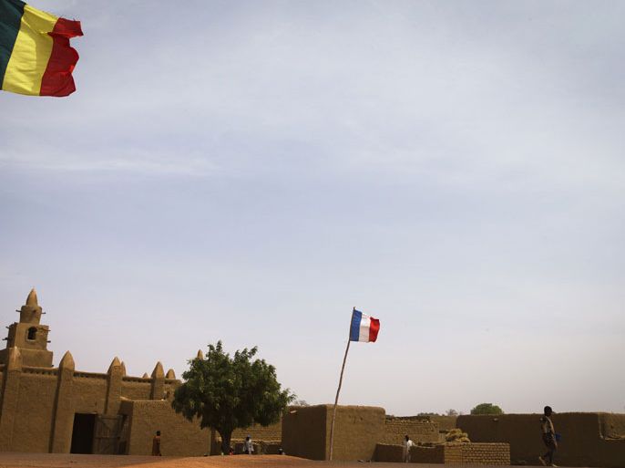 445 - Mopti, -, MALI : TOPSHOTS The French and Malian national flags fly outside Bore's mosque, near Mopti, on March 2, 2013. French and Malian troops have been pushing back armed Islamist militant groups for nearly two months, after they gained control of the north of the country during 2012. AFP PHOTO /JOEL SAGET