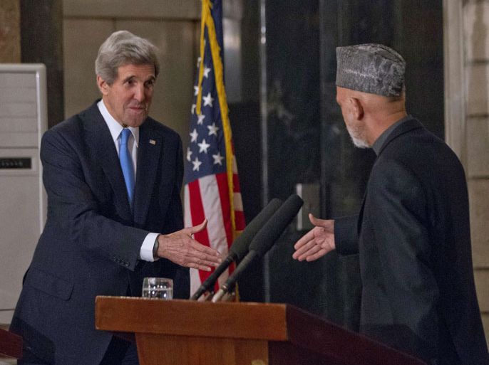 JIR15 - Kabul, -, AFGHANISTAN : US Secretary of State John Kerry and Afghanistan's President Hamid Karzai shake hands at the end of their press conference at the Presidential Palace in Kabul, on March 25, 2013. Kerry scrapped a planned visit to Pakistan to avoid accusations of meddling in the upcoming elections, US officials said on Monday. AFP PHOTO/POOL/JASON REED