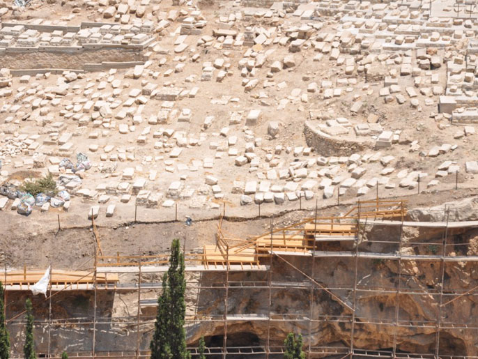 قبور يهودية وهمية زرعتها إسرائيل على تخوم مقبرة الرحمة (الجزيرة نت)