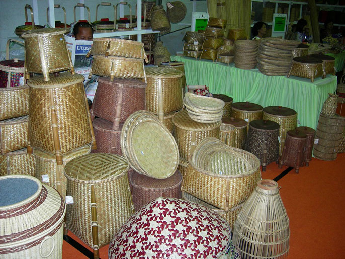 البامبو يستخدم لصناعة السلال والكراسي (الجزيرة نت)