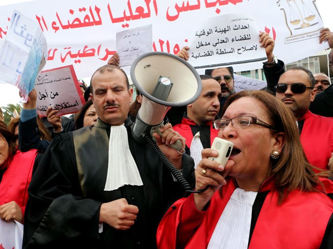 epa03529980 Tunisian Judges shouts slogans during a demonstration outside of Tunisian National Constituent Assembly in Tunis, Tunisia, 10 January 2013. The Association of Tunisian Judges had called for the protest to guarantee the independence of the judiciary. EPA/MOHAMED MESSARA