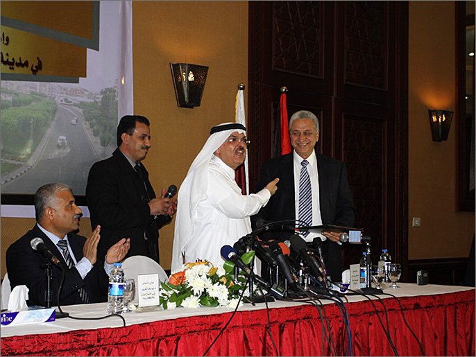 جانب من مراسم توقيع اتفاق تنفيذ المرحلة الأولى من تعبيد شارع صلاح الدين (الجزيرة نت)