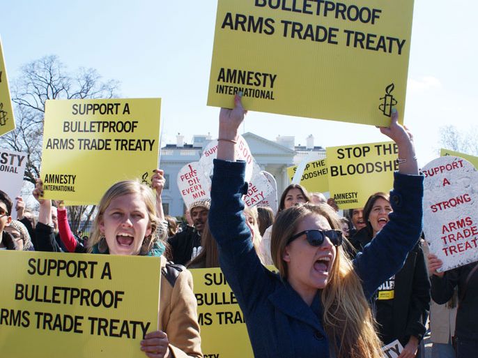Washington, District of Columbia, UNITED STATES : Amnesty International protestors demonstrate outside of the White House in Washington, DC, on March 22, 2013. The protestors were urging President Obama to support a bulletproof Arms Trade Treaty. AFP PHOTO/NICOLE SAKIN