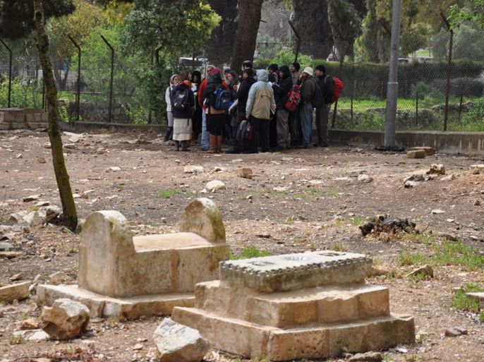 فود سياحية يهودية تتجول بأراضي المقبرة