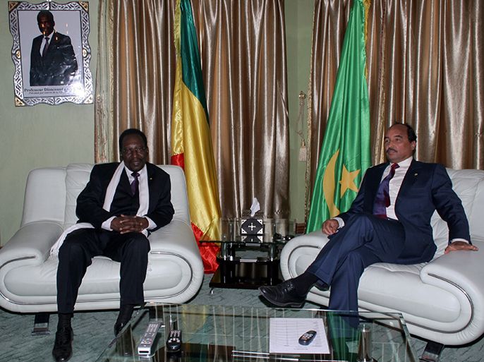 Mauritanian President Mohamed Ould Abdel Aziz (R) meets with Malian transition President Dioncounda Traore, on a day visit in the country, on March 10, 2013 at Nouakchott's airport. Mauritanian President Mohamed Ould Abdel Aziz, who has opposed sending troops to combat Islamists in northern Mali, said on March 4 he would not rule out contributing to a UN force if the situation improves. AFP PHOTO/ STR