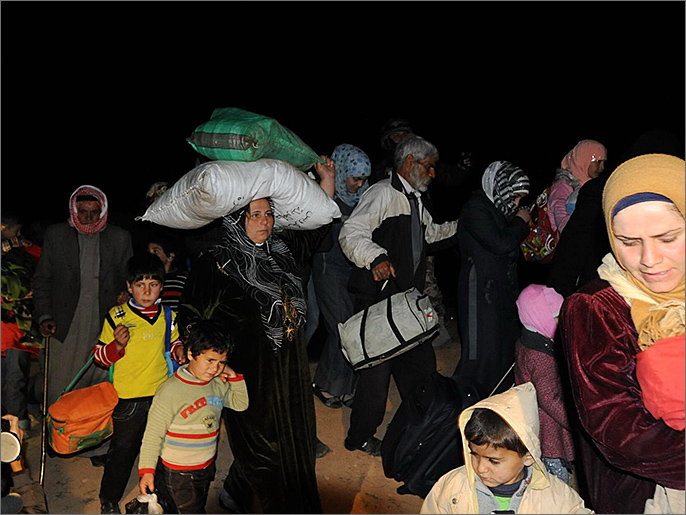 لاجئون سوريون لحظة وصولهم الجانب الأردني من الحدود مع سوريا (الجزيرة)