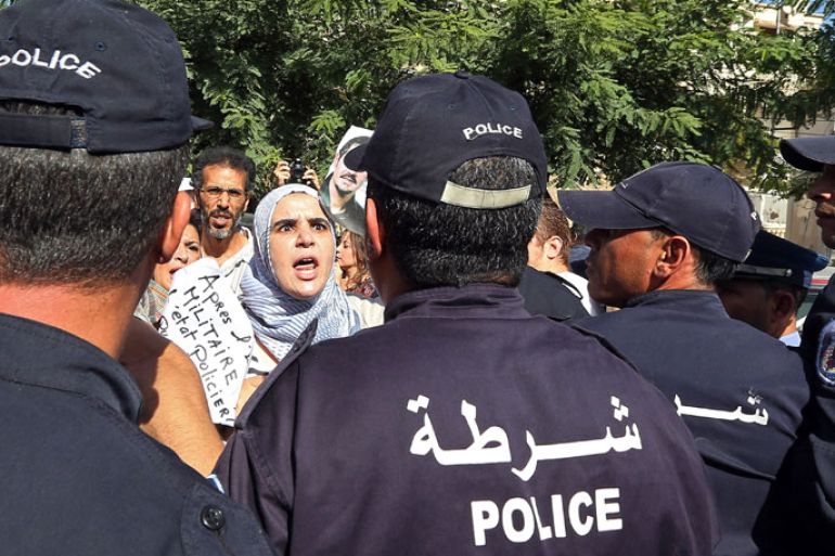 epa03420966 A protester clashes with the police as she shouts slogans during a demonstration near the Algerian Ministry of Justice demanding the release of human rights activist Yacine Zaid, in Algiers, Algeria, 04 October 2012. Zaid was arrested 01 October at a road block in Ouargla, 700 km south of the capital and, according to media reports, beaten by police when he was arrested for showing a lack of respect towards them. EPA/MOHAMED MESSARA