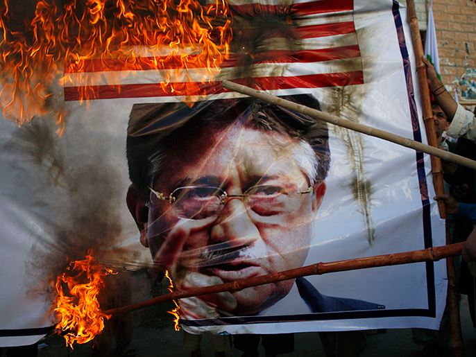 متظاهرون بكويتا أحرقوا صورة مشرف والعلم الأميركي (رويترز)