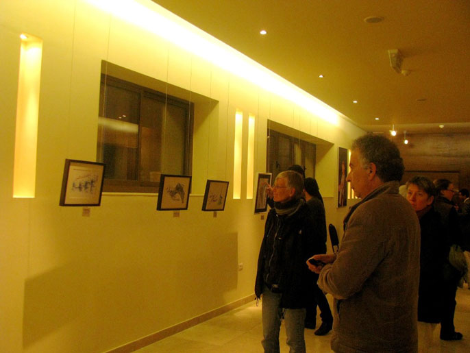 ‪جانب من المعرض لدى افتتاحه بمتحف محمود درويش‬ (الجزيرة نت)