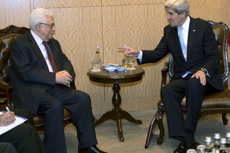 U.S. Secretary of State John Kerry (R) speaks with Palestinian President Mahmoud Abbas on April 21, 2013 in Istanbul. Kerry is wrapping up a 24-hour visit to Istanbul with talks aimed at improving ties between Turkey and Israel and pushing ahead with Mideast peace efforts. AFP