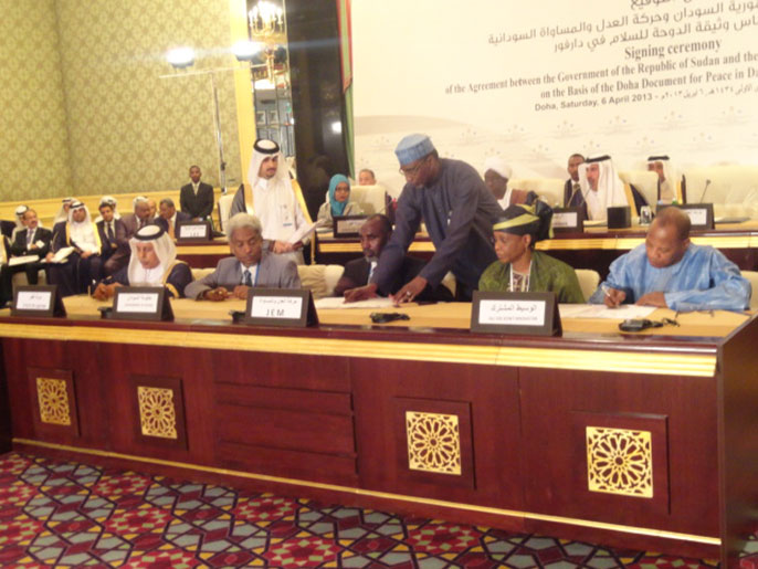 ‪توقيع الحكومة السودانية وحركة العدل والمساواة لاتفاق للسلام بالدوحة‬ (الجزيرة نت)