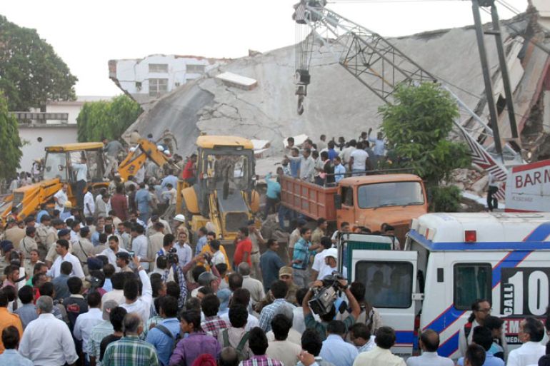 INDIA : Onlookers and rescue personnel are pictured at the scene of a hospital collapse in Bhopal on April 26, 2013. Up to 15 people, mostly patients, were feared trapped after part of a hospital roof caved in on Friday in the central Indian city of Bhopal, officials and eyewitnesses said. AFP PHOTO/STR