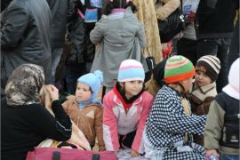 لاجئون سوريون لحظة وصولهم المنطقة الوسطى من الحدود الاردنية السورية عصر امس الاثنين