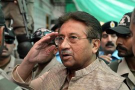 Former Pakistani president Pervez Musharraf (C) is escorted by soldiers as he salutes on his arrival at an anti-terrorism court in Islamabad on April 20, 2013. Pakistan's former military ruler Pervez Musharraf on April 20 appeared before an anti-terrorism court after spending the night at police headquarters, officials said. He was moved into police custody after being arrested on April 19, an unprecedented move against a former army chief of staff ahead of key elections. The arrest relates to Musharraf's decision to sack judges when he imposed emergency rule in November 2007, a move which hastened his downfall. AFP PHOTO / AAMIR QURESHI