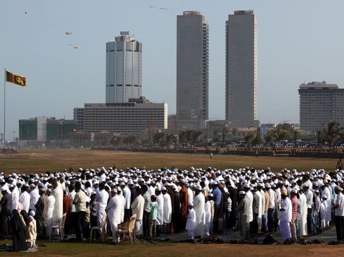 epa03365406 A general view shows Sri Lankan Muslims gathered for the Eid al-Fitr prayers at the seaside Galle Face Green in Colombo, Sri Lanka, 19 August 2012. The near three million Muslim population in the island nation constitute mostly of the Moor, Malay, Bohra and a few other communities ended their month fasting of Ramadan to celebrate the Eid festival. EPA/M.A.PUSHPA KUMARA