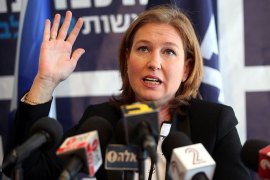 epa03536803 Tzipi Livni, leader of Hatnuah (Movement), speaks at a press conference at the party headquarters in Tel Aviv, Israel, 15 January 2013. Reports state that Parliamentary elections for the 120-seat Israeli 'Knesset' parliament will be held on 22 January 2013. EPA/ABIR SULTAN