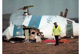 files) this file picture taken 21 december 1988 in lockerbie shows a policeman walking nearby the cockpit of the 747 pan am boeing that exploded, killing all 259 on board (الفرنسية