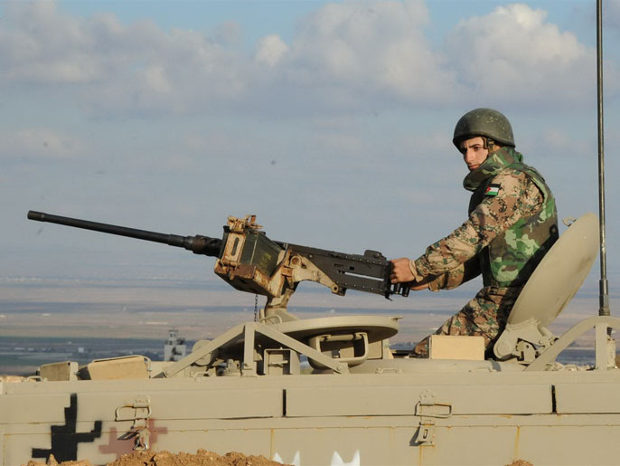 ‪جندي أردني على دبابته المدرعة بموقع عسكري على الحدود مع سوريا‬ (الجزيرة)