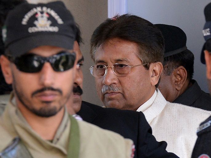 Rawalpindi, -, PAKISTAN : Former Pakistani president Pervez Musharraf (R) is escorted by paramilitary soldiers as he leaves the Pindi High Court after a hearing in Rawalpindi on April 17, 2013. A Pakistani court on April 17 extended the bail of former military ruler Pervez Musharraf in the case of 2007 assassination of Benazir Bhutto. Musharraf was granted bail last month in three cases involving charges of murdering former Prime Minister Benazir Bhutto, a rebel Baluch leader and putting Judges under house arrest. AFP PHOTO / AAMIR QURESHI