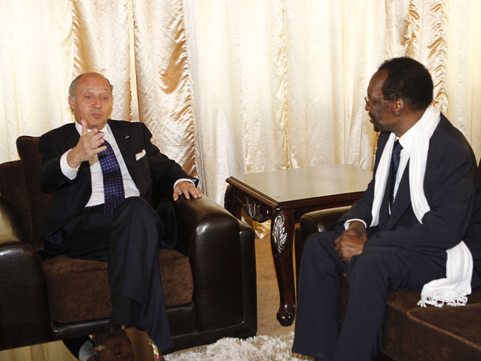 ‪فابيوس مع رئيس مالي الانتقالي‬ (الفرنسية)