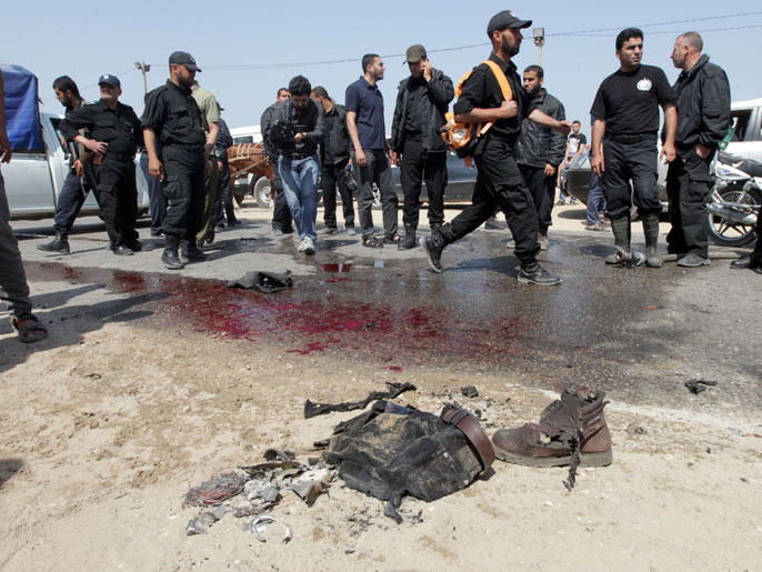 ‪آثار دماء الضحايا بموقع غارة الاحتلال على غزة‬  آثار دماء الضحايا بموقع غارة الاحتلال على غزة (الفرنسية)