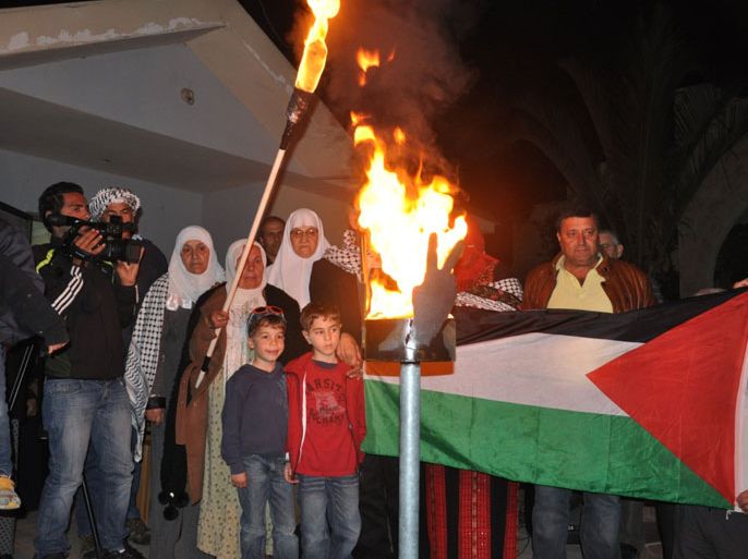 عائلات بعض الأسرى قبالة شعلة الحرية بمنزل عميد الأسرى كريم يونس