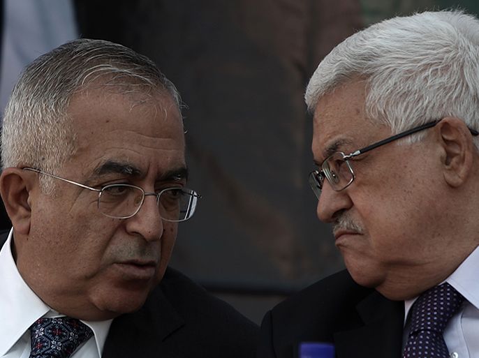 epa02277692 Palestinian President Mahmoud Abbas (R) and his Prime Minister Salam Fayyad (L), during the opening ceremony of a Medical complex in the West Bank town of Ramallah on 08 August 2010. EPA/ATEF SAFADI