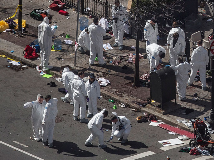 محققون يمسحون موقعي التفجيرين في بوسطن (رويترز)