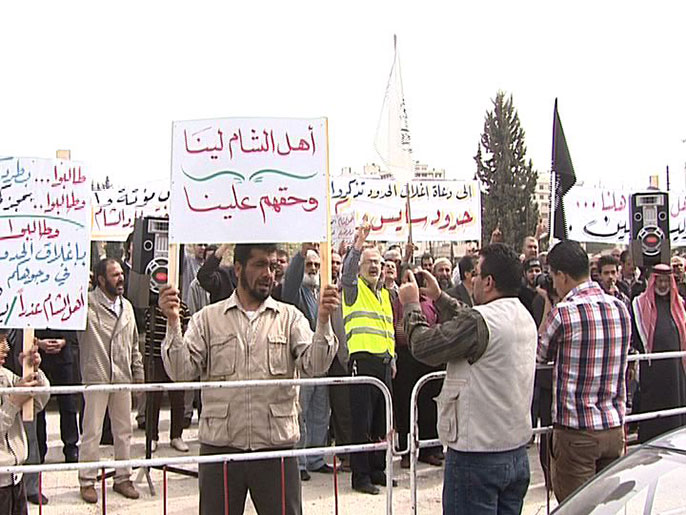 المعتصمون رفعوا لافتات تعتذر للاجئين السوريين عن مواقف النواب(الجزيرة نت)