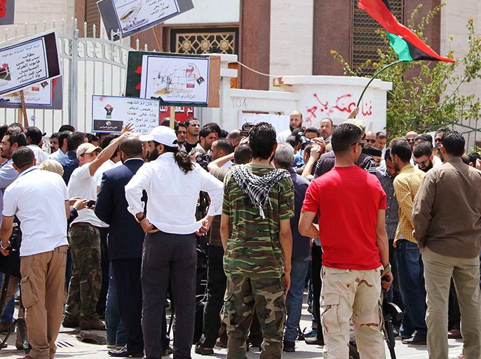 Members of armed militias stage a protest in front of the Libyan Foreign Ministry demanding Gaddafi-era officials to be banned from taking up political posts, in Tripoli April 28, 2013. Gunmen surrounded Libya's foreign ministry on Sunday calling for a law banning officials who had worked for deposed dictator Muammar Gaddafi from senior positions in the new administration. Tension between the government and armed militias have been rising in recent weeks since a campaign was launched to dislodge the groups from their strongholds in the capital. REUTERS/Stringer (LIBYA - Tags: POLITICS CIVIL UNREST)
