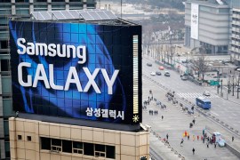 A Samsung outdoor advertisement sits atop an office building in Seoul, April 5, 2013. Samsung Electronics, the iPhone's main advesary, estimated its January-March operating profit rose 53 percent to 8.7 trillion won ($7.7 billion) as sales of mid-tier smartphones helped the South Korean giant tide over the off-peak season. REUTERS/Lee Jae-won (SOUTH KOREA - Tags: BUSINESS TELECOMS)