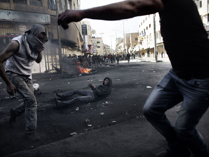 ‪مواجهات عنيفة دارت بين شباب فلسطينيين وقوات الاحتلال بعد تشييع أبو حمدية‬ (الفرنسية)