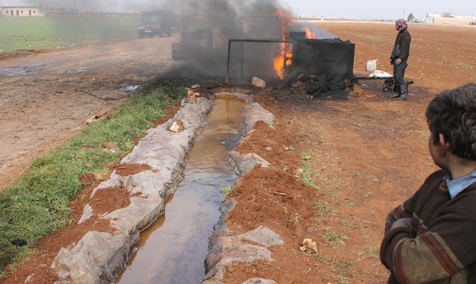 طريقة بدائية لحرق النفط الخام في أحد أرياف محافظة حلب