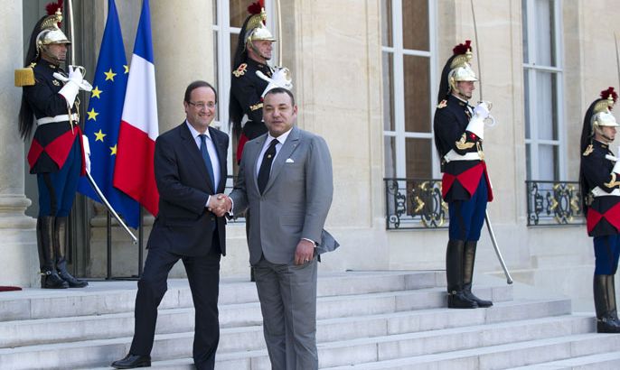 epa03233406 French President Francois Hollande (L) greets Morocco's King Mohamed VI (R) before their meeting meeting at the Elysee Palace in Paris, France, 24 May 2012. EPA/CHRISTOPHE KARABA