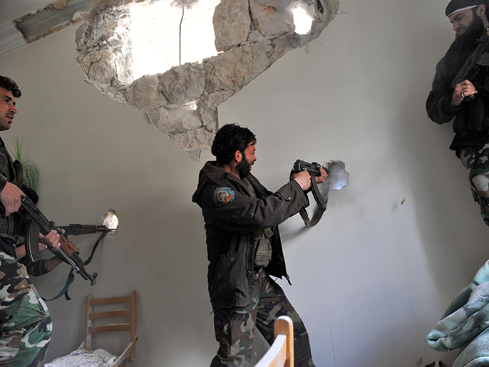 ‪مقاتلون من الجيش الحر خلال اشتباكات مع قوات الجيش النظامي في حلب‬ (الفرنسية)