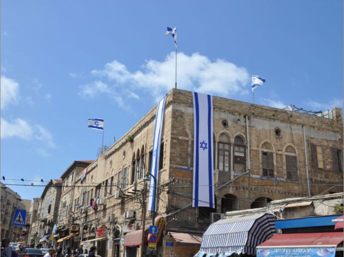 صورة 6 الأعلام الإسرائيلية وضعت على عقارات فلسطينية معروضة للبيع بالمزاد العلني