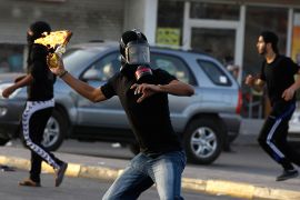 A protester throws a Molotov cocktail at riot police during clashes at an anti-government protest in the village of Diraz west of Manama, Bahrain, April 1, 2013. REUTERS/Hamad I Mohammed (BAHRAIN - Tags: POLITICS CIVIL UNREST TPX IMAGES OF THE DAY)