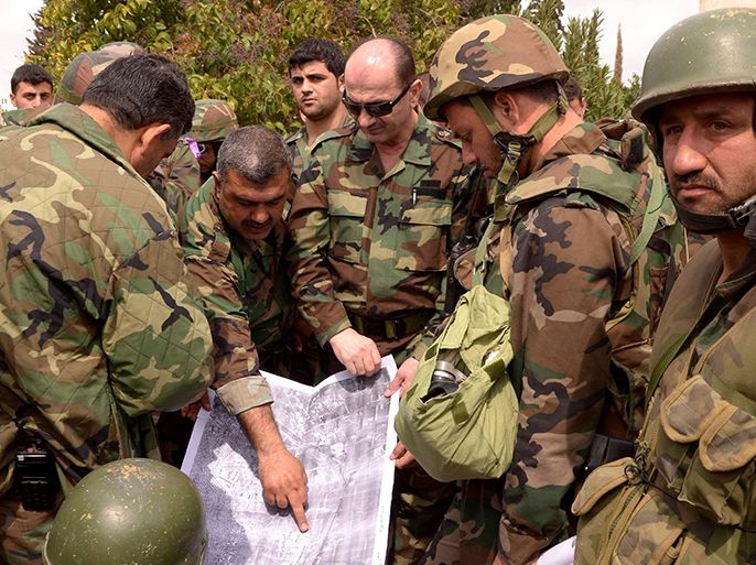 Syrian army soldiers look at a map as they get briefed during preparation for an offensive in Aleppo's Liramoun area, April 11, 2013. REUTERS/George Ourfalian (SYRIA - Tags: CONFLICT POLITICS CIVIL UNREST)